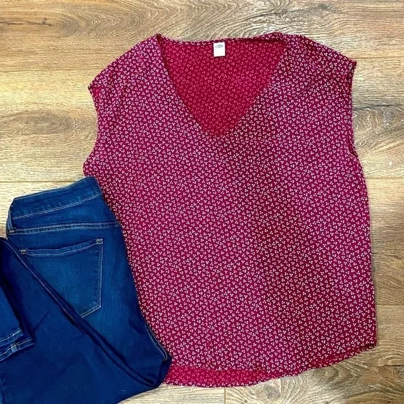 Maroon Polka Sleeveless Blouse ~Like NEW 🤍 - Picture 7 of 12